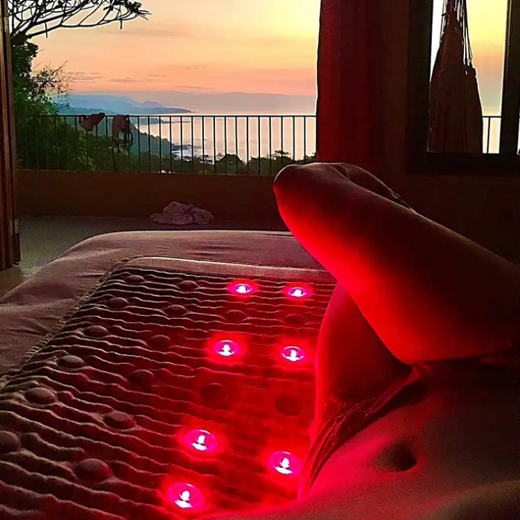 Person entspannt auf der Biolife® Kristallmatte Mini Frau liegt auf der Biolife® Kristallmatte Mini – ideal für Entspannung, Stressabbau und die Aktivierung der körpereigenen Abwehrkräfte