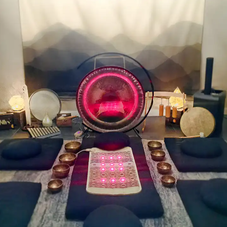 Biolife® Kristallmatte Mini im Yoga-Raum Biolife® Kristallmatte Mini auf Yogamatte im Yoga-Raum – vielseitig einsetzbar für Meditation, Regeneration und besseres Wohlbefinden